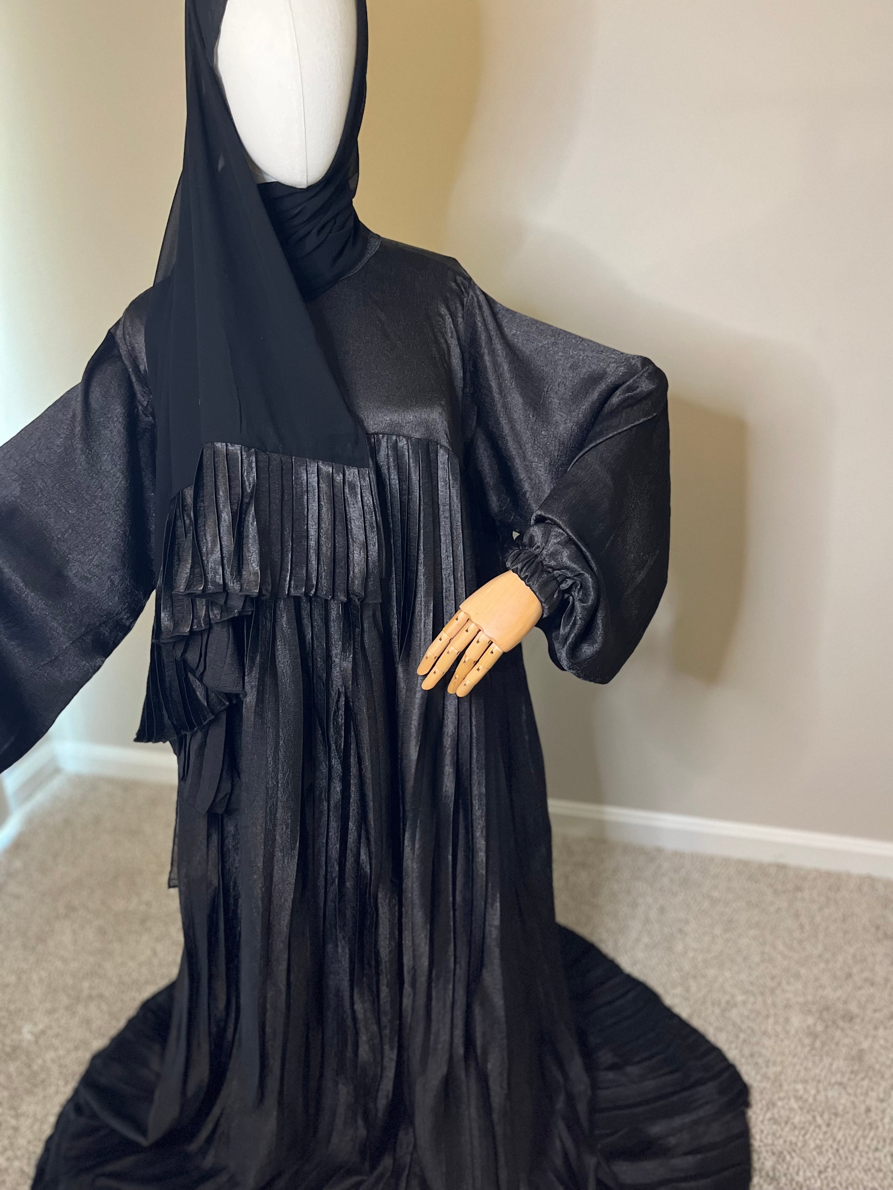 “Muzna” Satin Pleated Abaya
