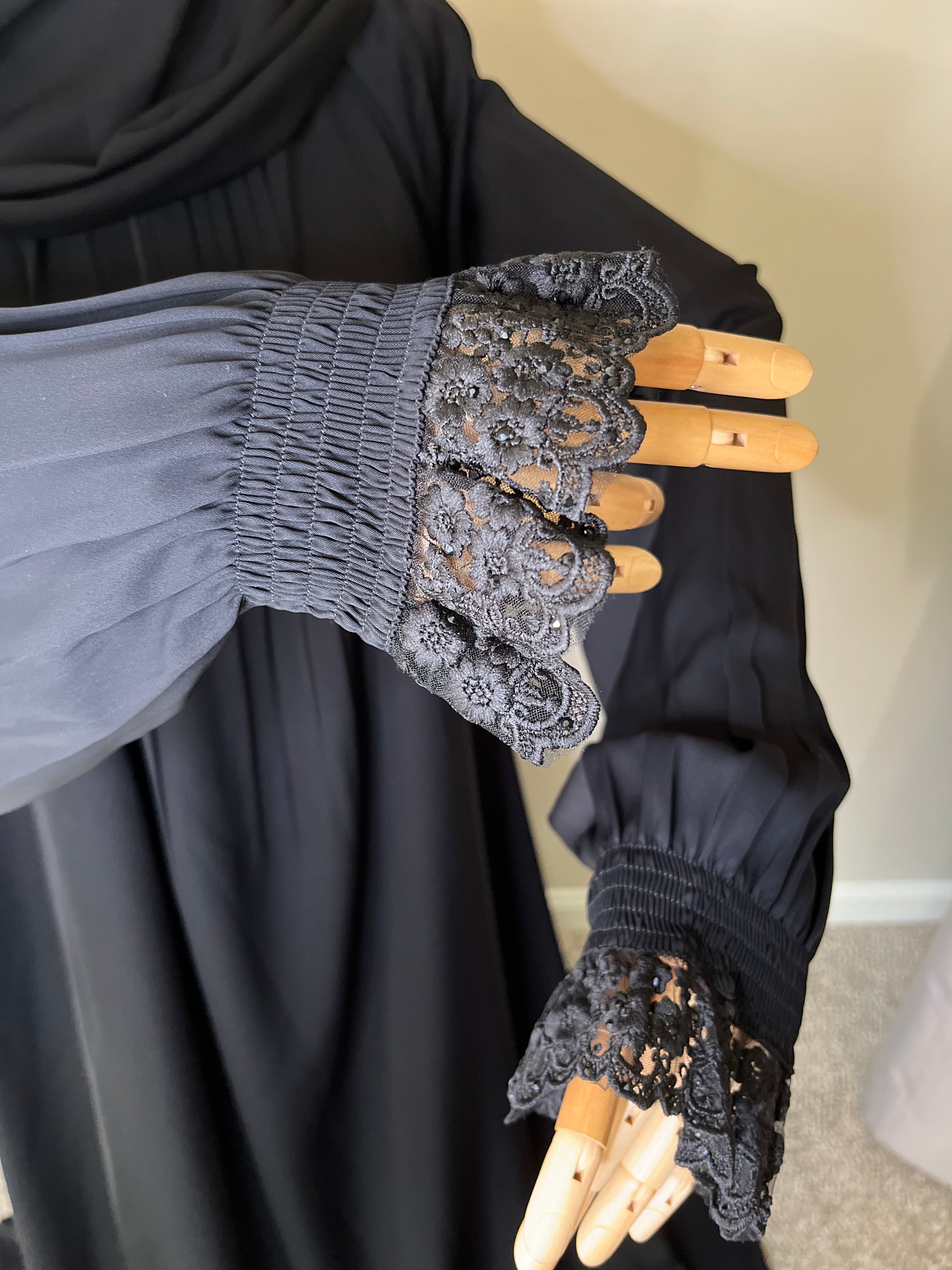 “Lina” Lace Cuff Abaya