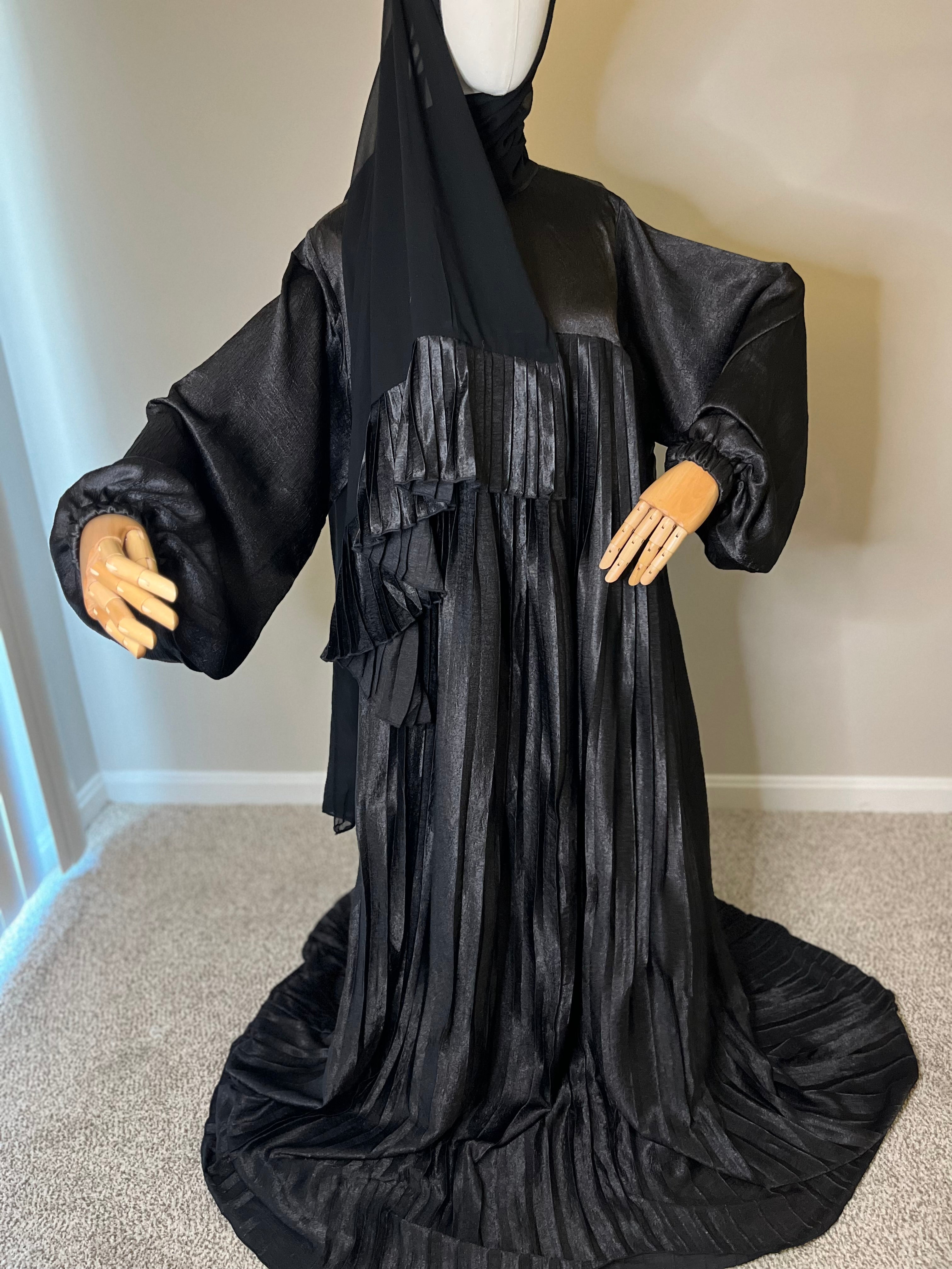 “Muzna” Satin Pleated Abaya